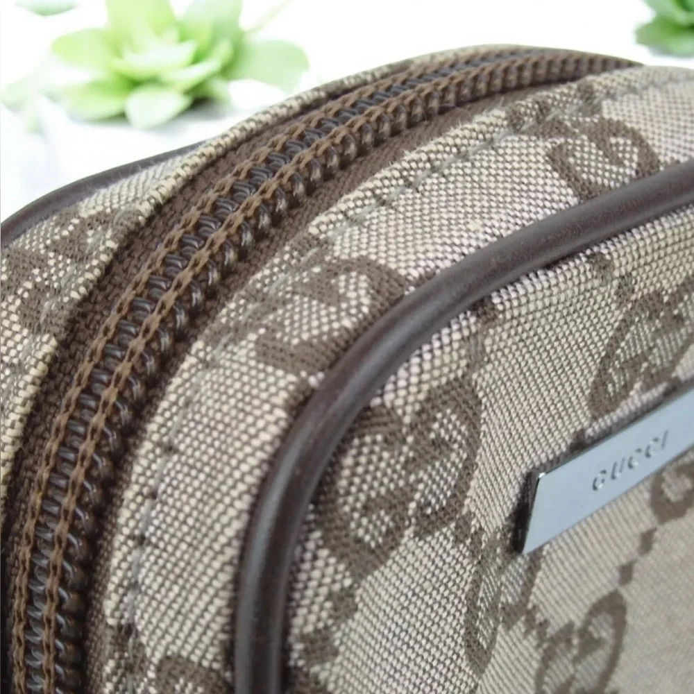 GUCCI Signature Canvas/Leather Pouch 😍